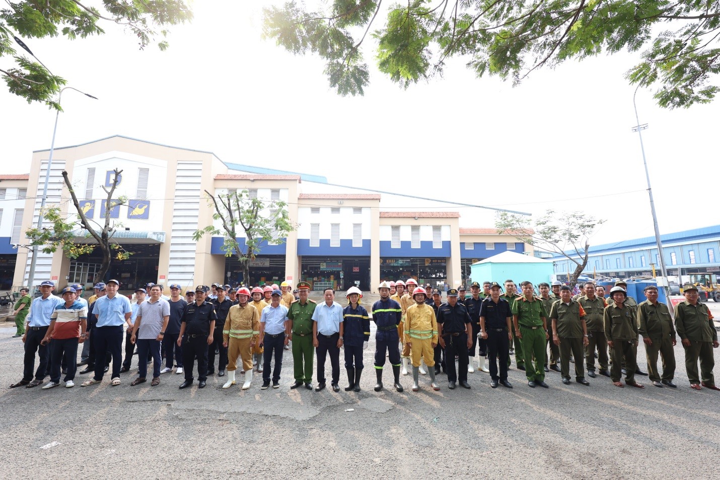 Công ty Quản lý và Kinh doanh chợ Bình Điền tổ chức diễn tập phương án phòng cháy chữa cháy