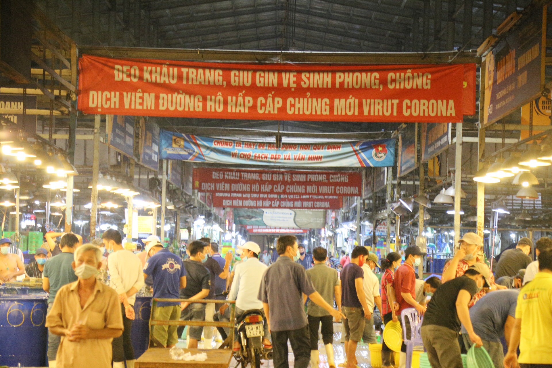 Back to Saigon to watch the bustling "sleepless market" in the middle of the Covid-19 season