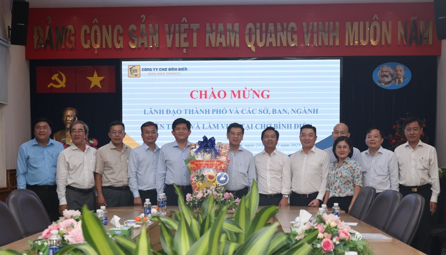 LÃNH ĐẠO THÀNH PHỐ ĐẾN THĂM VÀ LÀM VIỆC TẠI  CHỢ BÌNH ĐIỀN NHÂN DỊP TẾT ẤT TỴ NĂM 2025