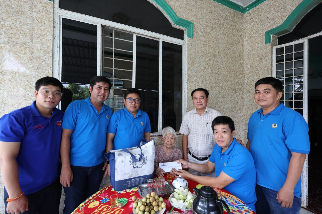 Công ty Quản lý và Kinh doanh Chợ Bình Điền thăm và tặng quà các Bà mẹ Việt Nam anh hùng tại tỉnh Vĩnh Long