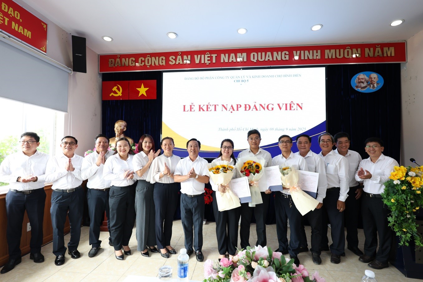 LỄ KẾT NẠP ĐẢNG VIÊN TẠI CHI BỘ 4 VÀ CHI BỘ 5 – ĐẢNG BỘ BỘ PHẬN CÔNG TY QUẢN LÝ VÀ KINH DOANH CHỢ BÌNH ĐIỀN