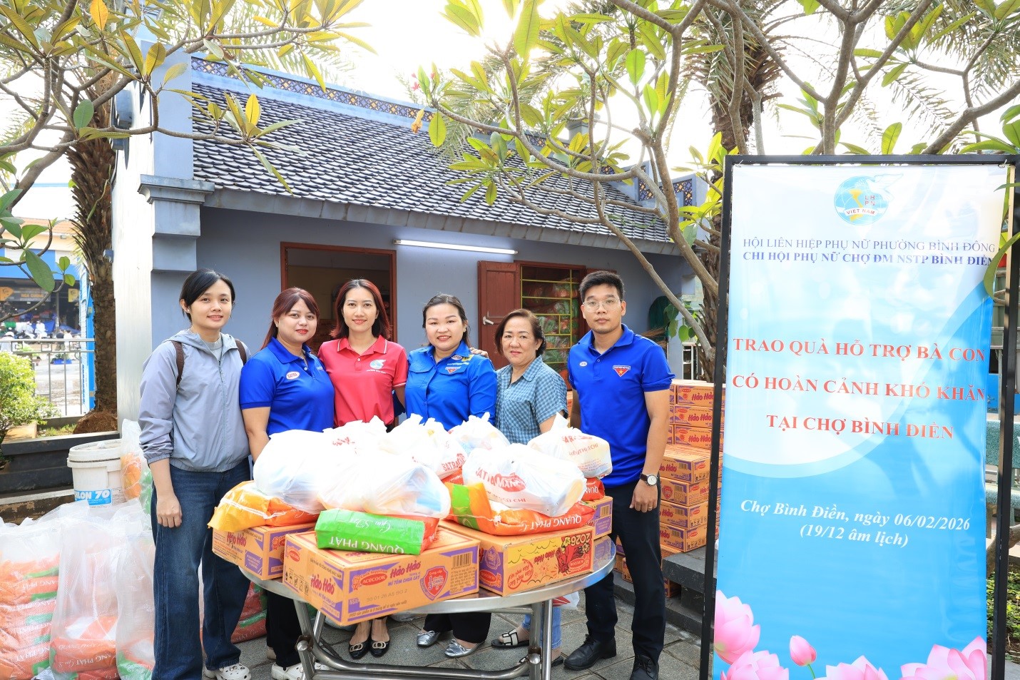 Chi Hội Phụ Nữ Chợ Đầu mối Nông sản thực phẩm Bình Điền phối hợp Tổ tự quản Miếu Bà chăm lo Tết cho bà con có hoàn cảnh khó khăn chuẩn bị đón Tết Nguyên Đán Bính Ngọ năm 2026